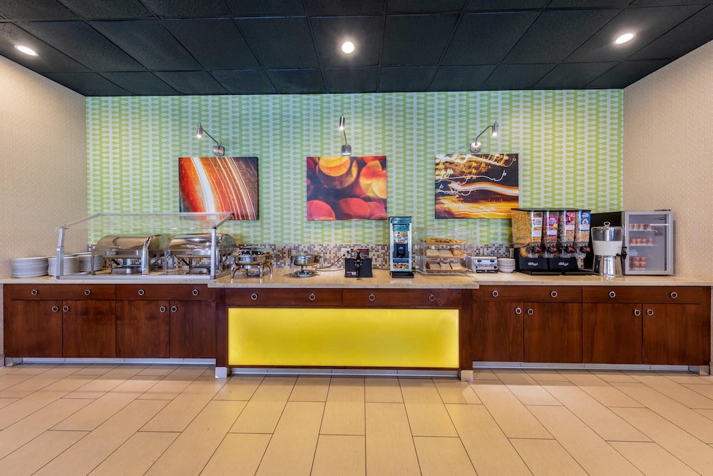 Clarion Hotel Anaheim Resort — Restaurant & bars in Anaheim, California