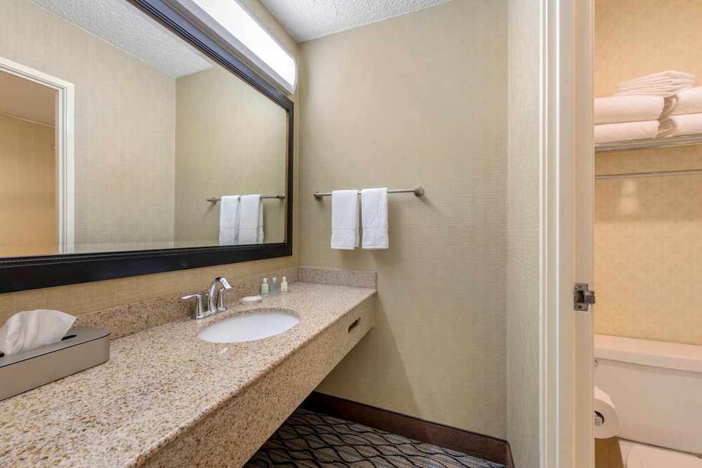 Clarion Hotel Anaheim Resort — Hotel rooms in Anaheim, California