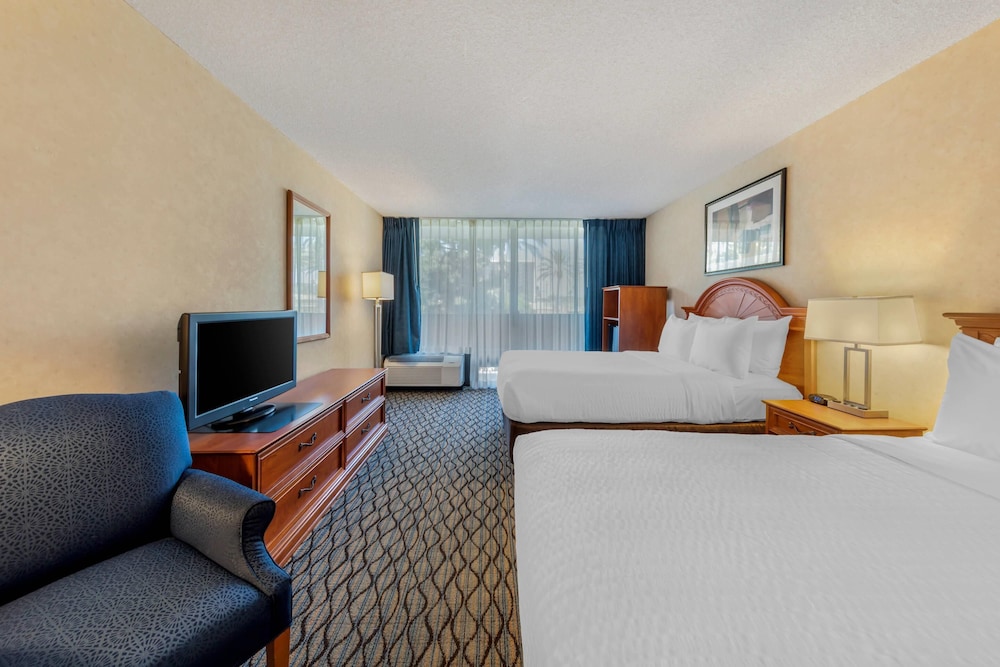 Clarion Hotel Anaheim Resort — Hotel rooms in Anaheim, California