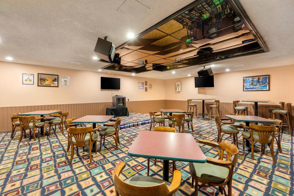 Clarion Hotel Anaheim Resort — Restaurant & bars in Anaheim, California