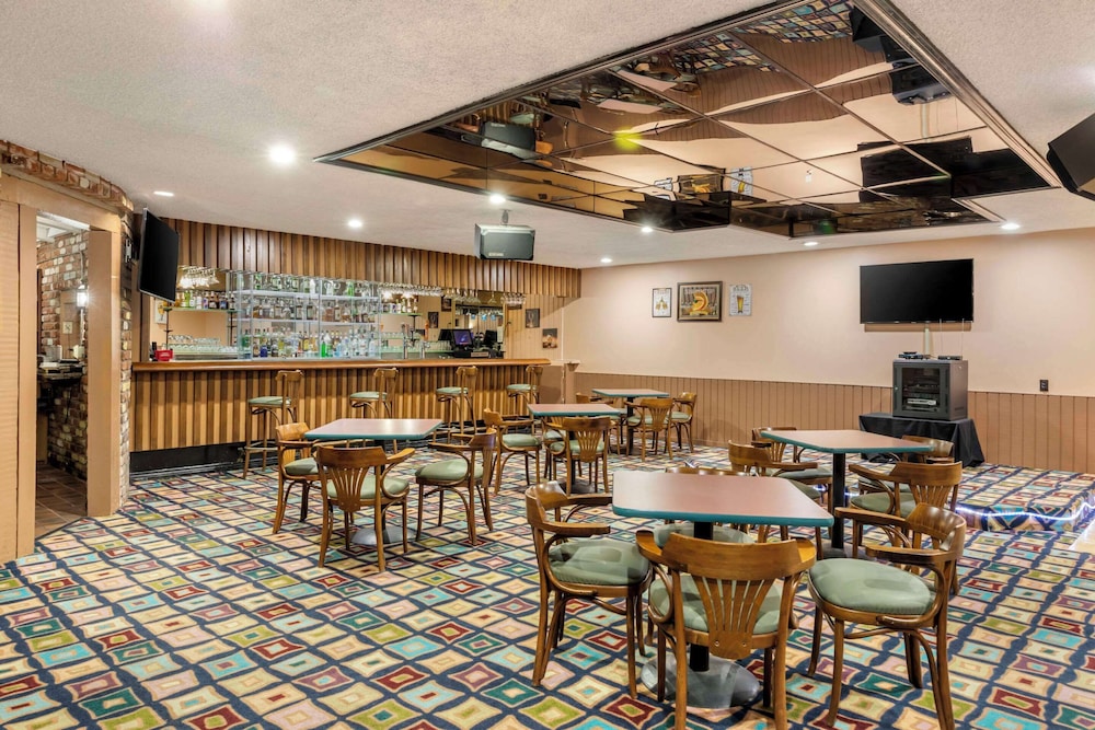 Clarion Hotel Anaheim Resort — Restaurant & bars in Anaheim, California