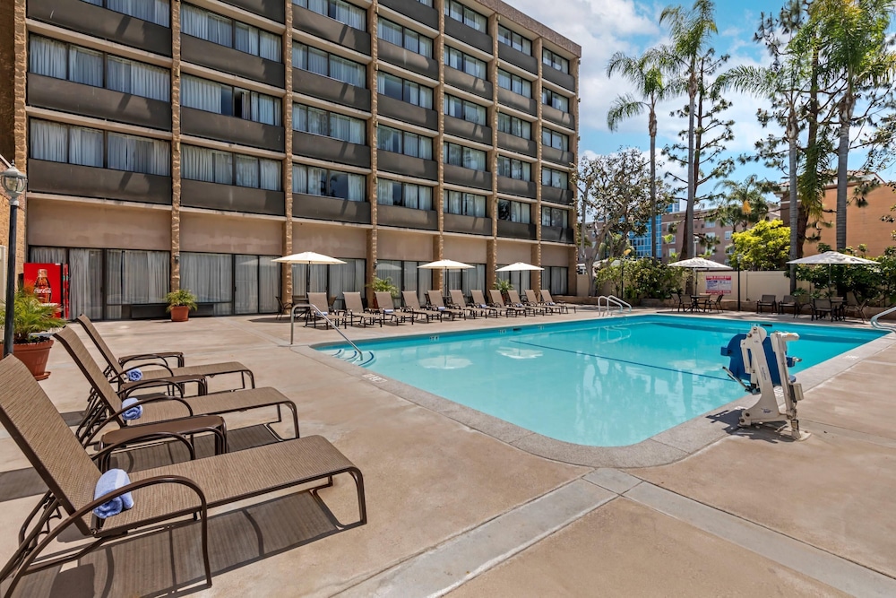 Clarion Hotel Anaheim Resort — Swimming pool in Anaheim, California