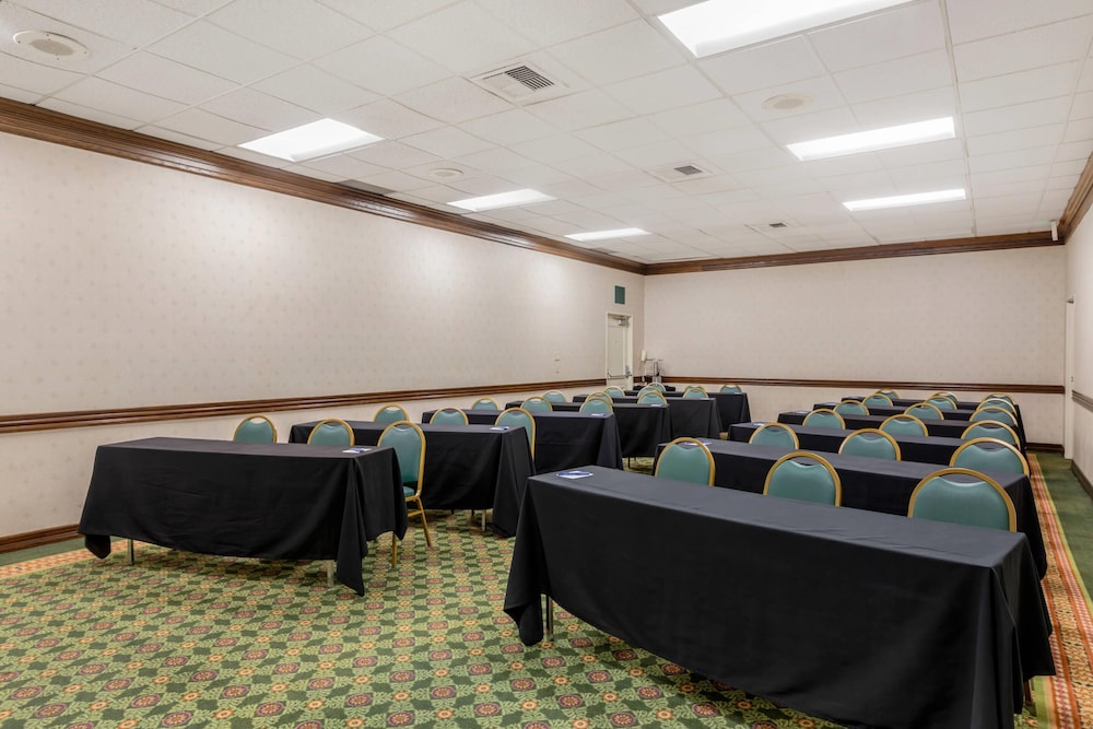 Clarion Hotel Anaheim Resort — Hotel building in Anaheim, California