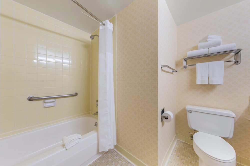 Clarion Hotel Anaheim Resort — Hotel rooms in Anaheim, California