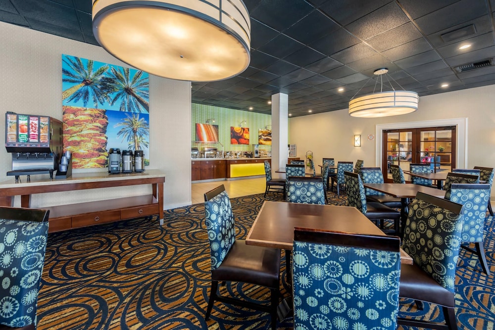 Clarion Hotel Anaheim Resort — Restaurant & bars in Anaheim, California
