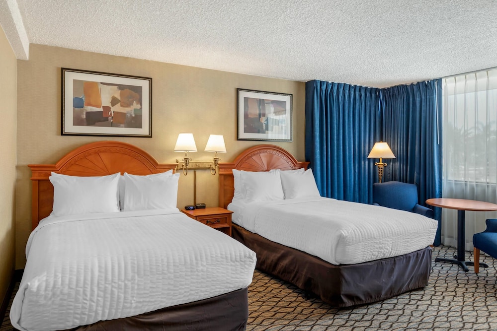 Clarion Hotel Anaheim Resort — Hotel rooms in Anaheim, California