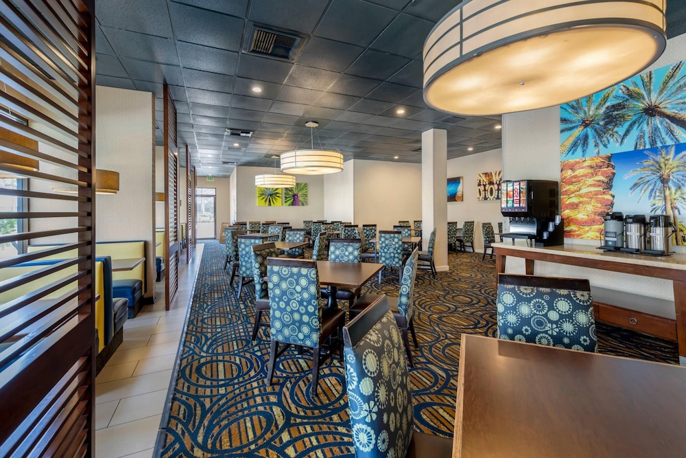 Clarion Hotel Anaheim Resort — Restaurant & bars in Anaheim, California