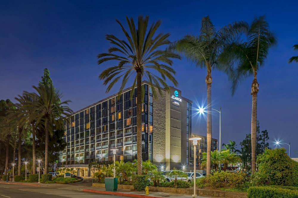 Clarion Hotel Anaheim Resort — Hotel building in Anaheim, California