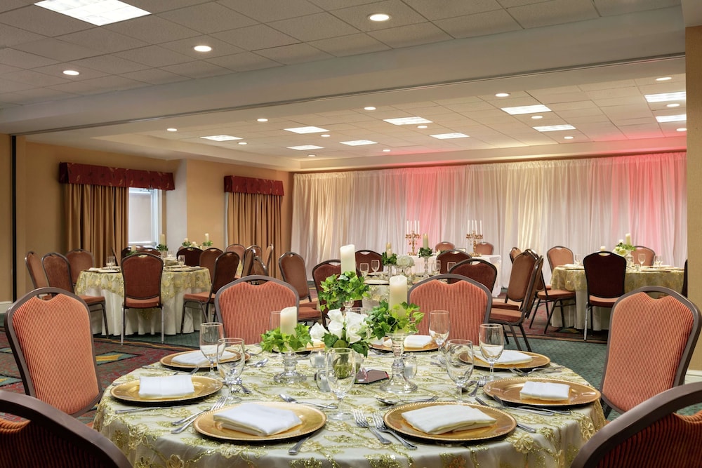 Hilton Garden Inn Fort Myers Airport/FGCU — Hotel building in Fort Myers, Florida