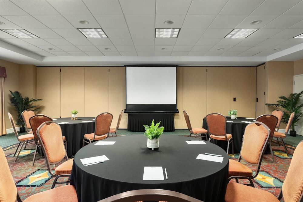 Hilton Garden Inn Fort Myers Airport/FGCU — Hotel building in Fort Myers, Florida