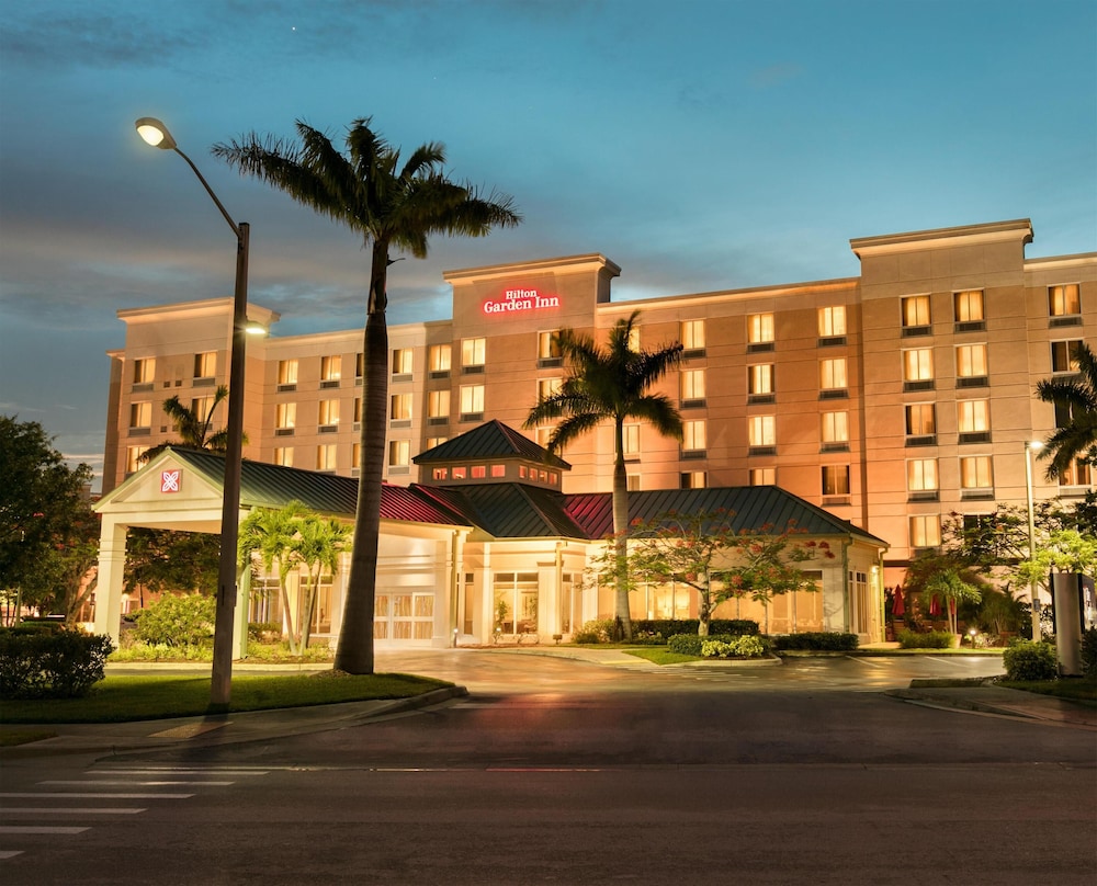 Hilton Garden Inn Fort Myers Airport/FGCU — Hotel building in Fort Myers, Florida