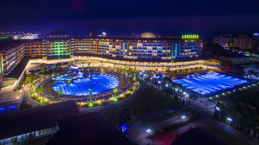 Lonicera Resort & Spa Hotel — Hotel building in Alanya