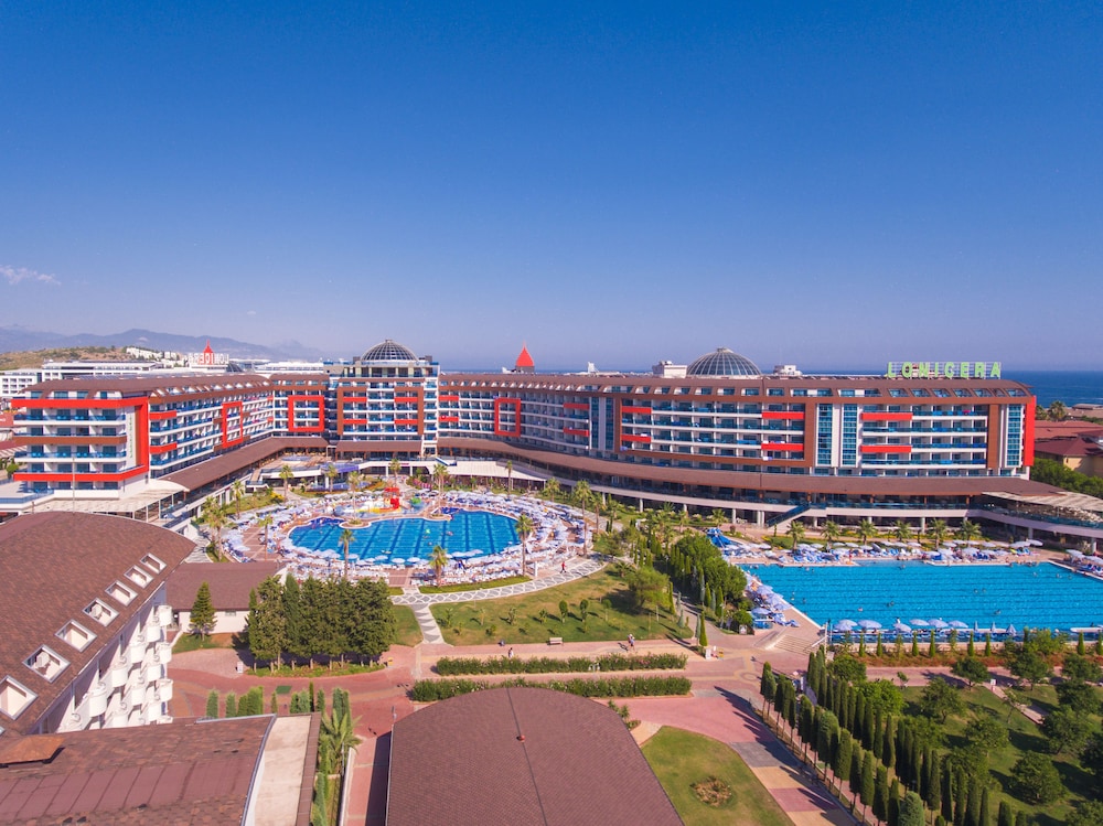 Lonicera Resort & Spa Hotel — Hotel building in Alanya