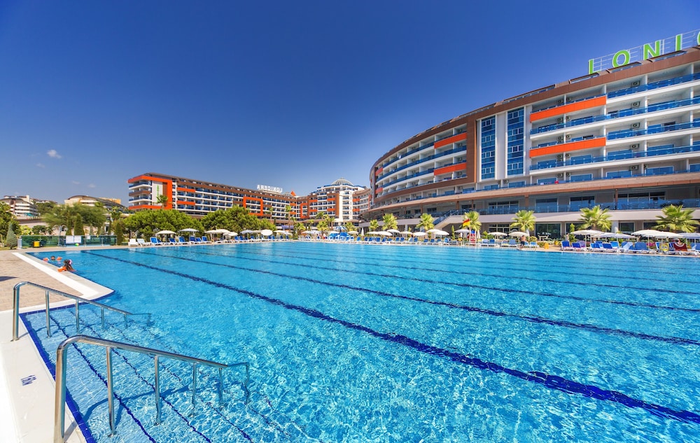 Lonicera Resort & Spa Hotel — Swimming pool in Alanya