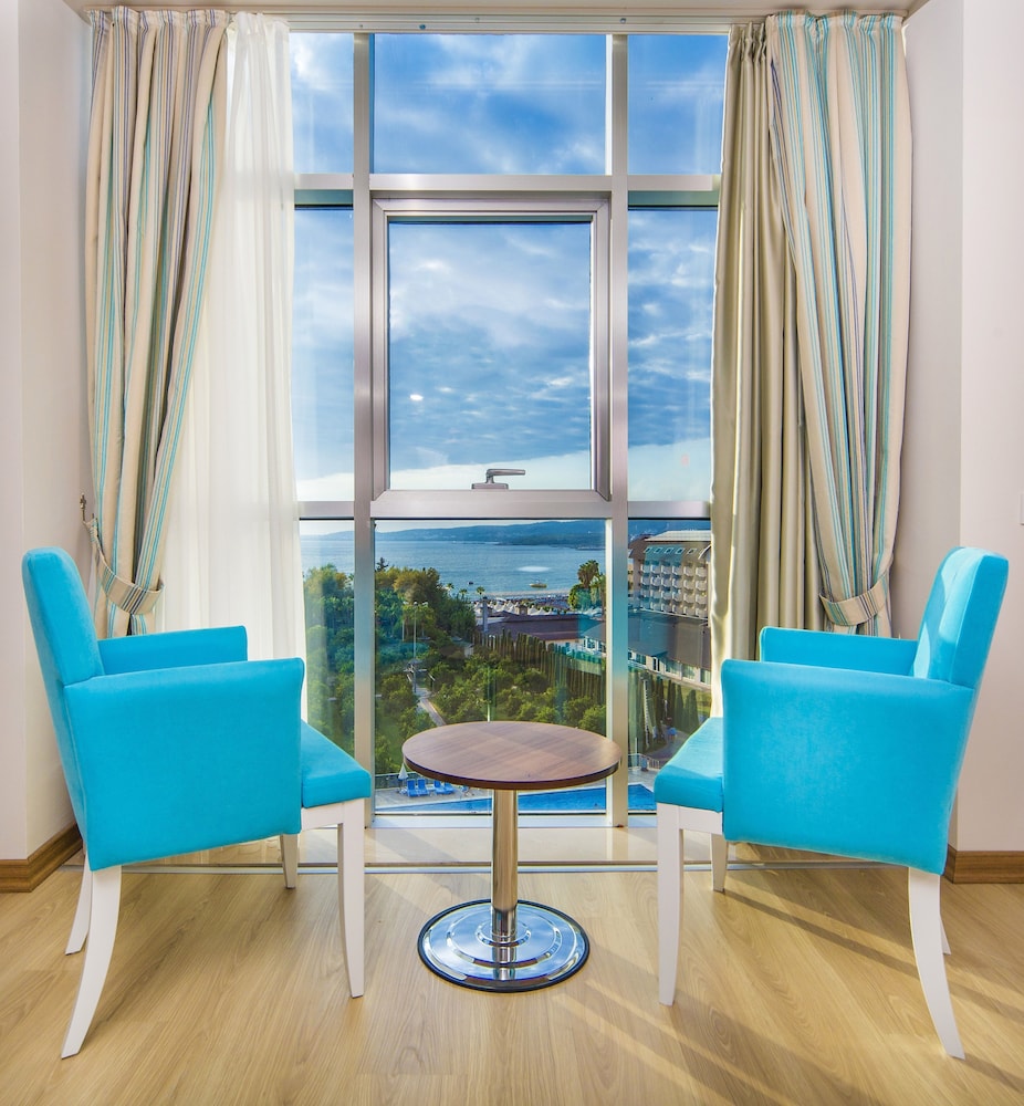 Lonicera Resort & Spa Hotel — Hotel rooms in Alanya