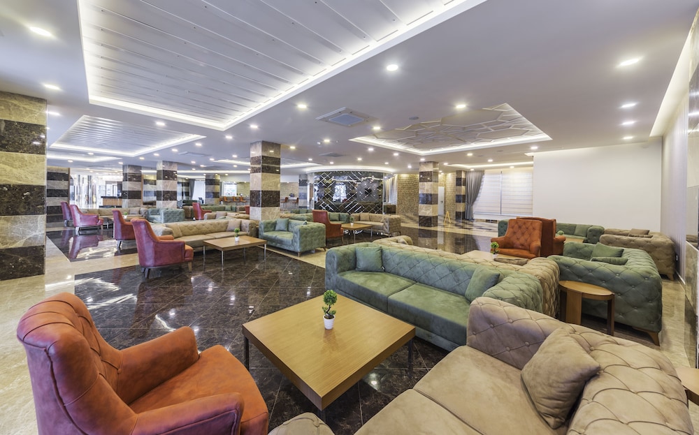 Lonicera Resort & Spa Hotel — Hotel building in Alanya