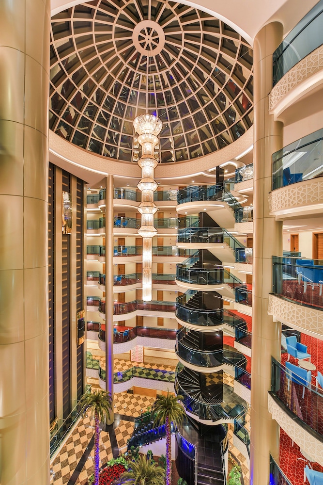 Lonicera Resort & Spa Hotel — Hotel building in Alanya