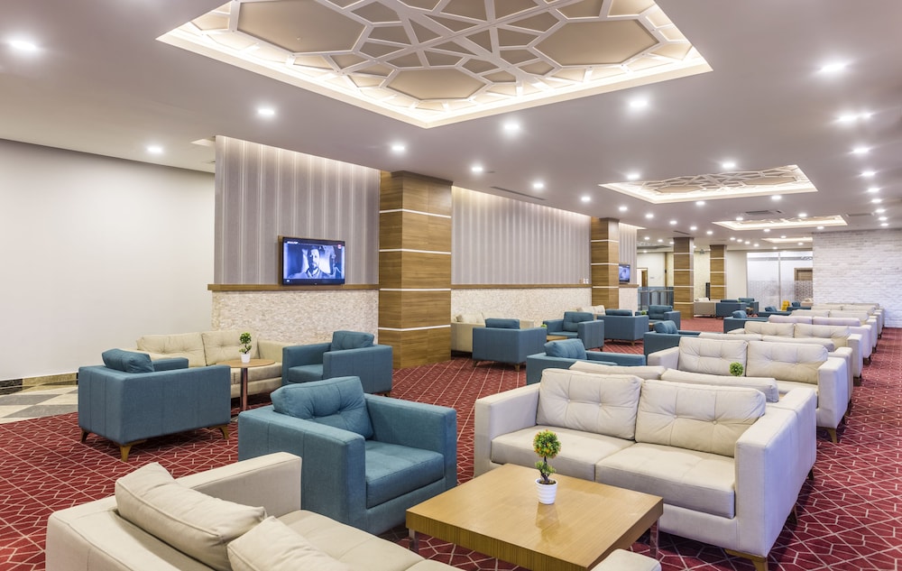Lonicera Resort & Spa Hotel — Hotel building in Alanya
