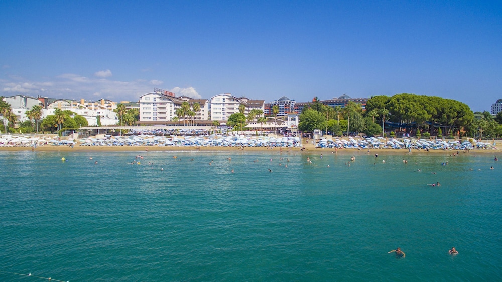 Lonicera Resort & Spa Hotel — Beach in Alanya