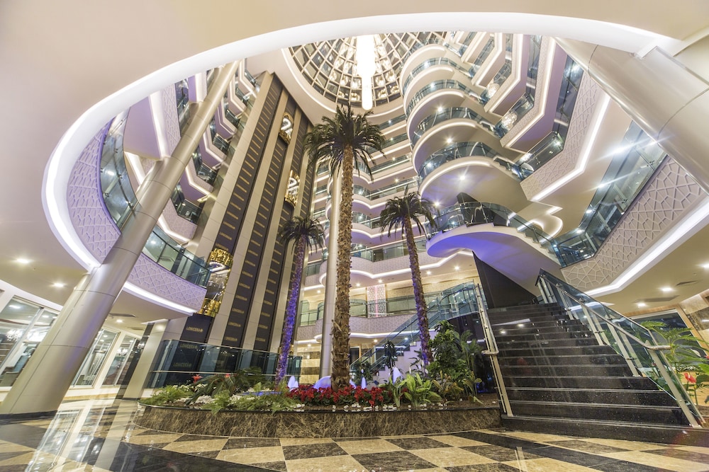 Lonicera Resort & Spa Hotel — Hotel building in Alanya