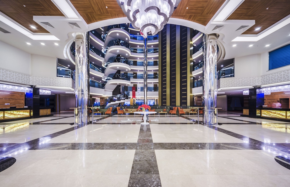 Lonicera Resort & Spa Hotel — Hotel building in Alanya