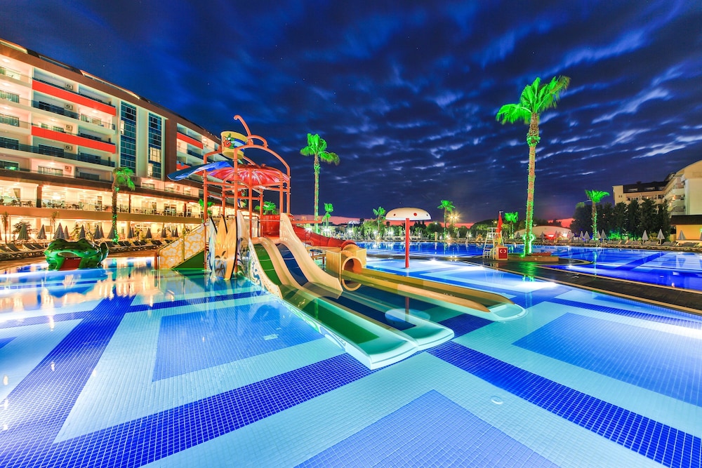 Lonicera Resort & Spa Hotel — Swimming pool in Alanya