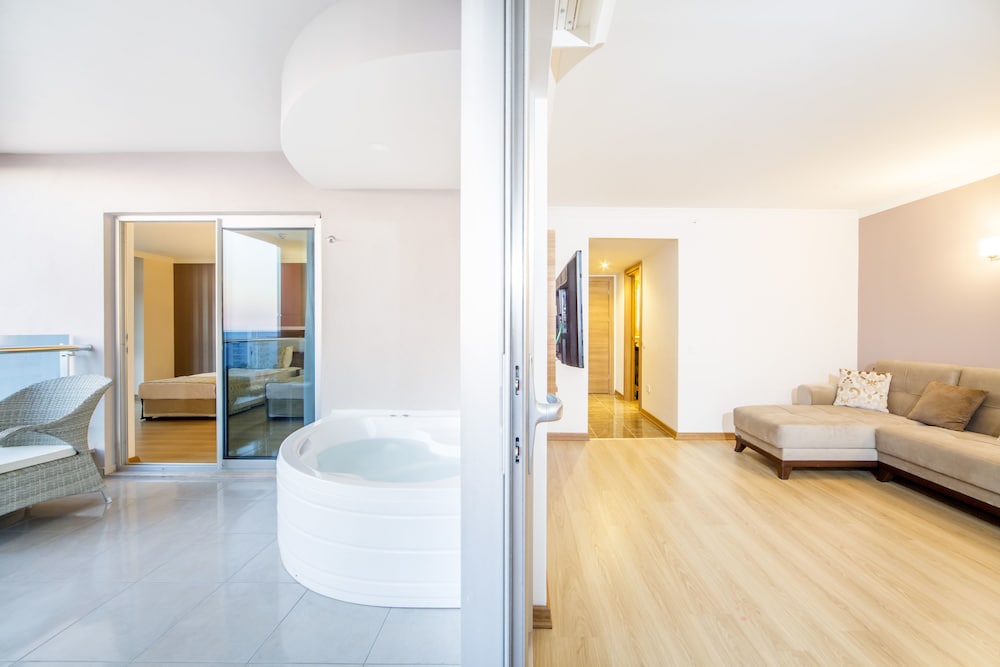 Lonicera Resort & Spa Hotel — Hotel rooms in Alanya