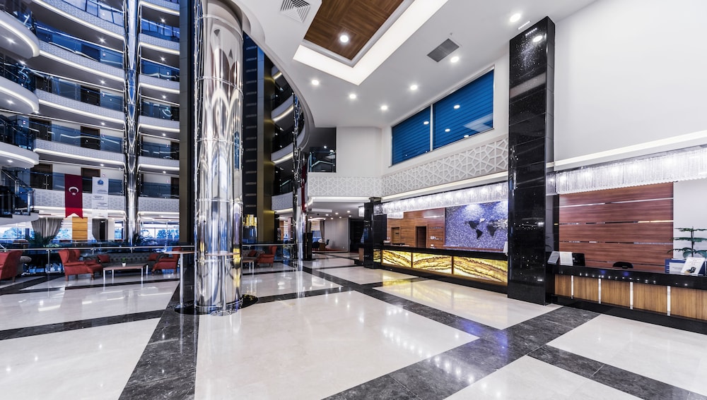 Lonicera Resort & Spa Hotel — Hotel building in Alanya