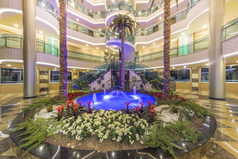 Lonicera Resort & Spa Hotel — Hotel building in Alanya