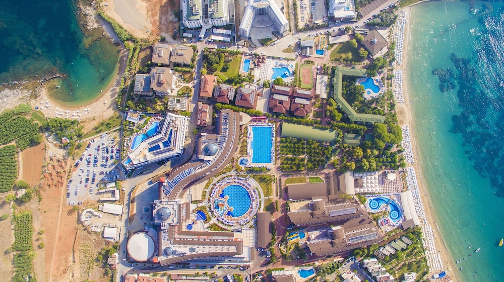 Lonicera Resort & Spa Hotel — Swimming pool in Alanya