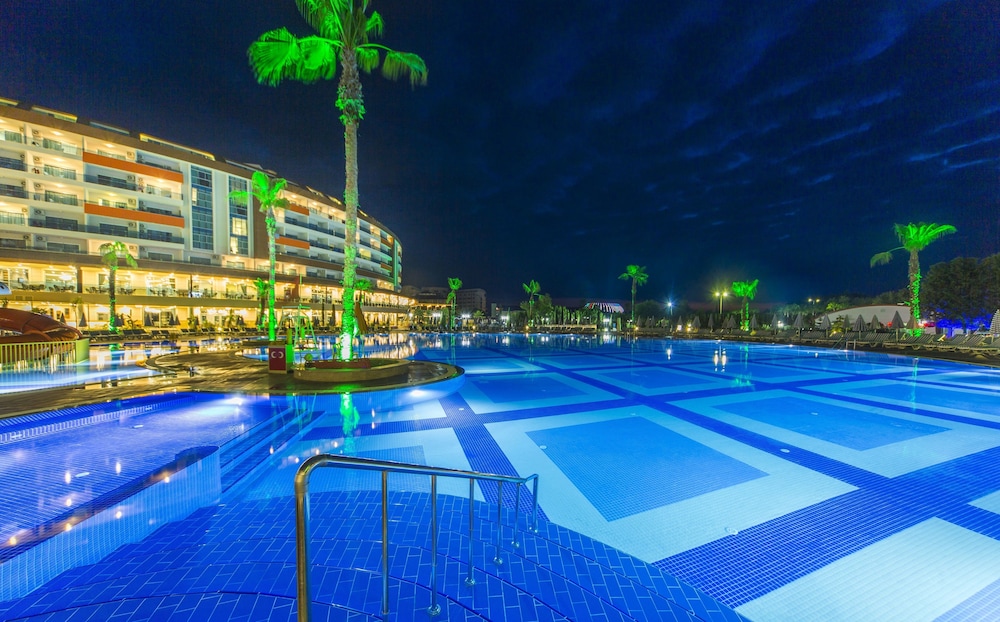 Lonicera Resort & Spa Hotel — Swimming pool in Alanya