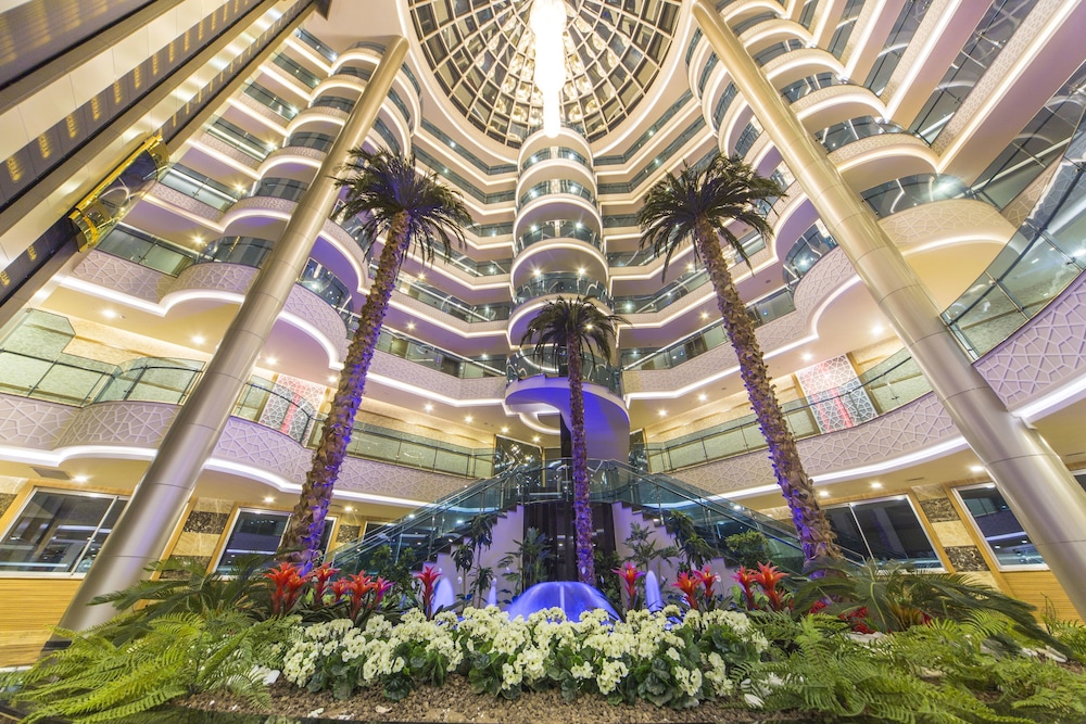 Lonicera Resort & Spa Hotel — Hotel building in Alanya