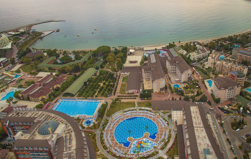 Lonicera Resort & Spa Hotel — Swimming pool in Alanya