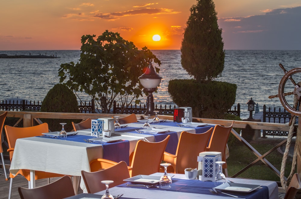 Lonicera Resort & Spa Hotel — Restaurant & bars in Alanya