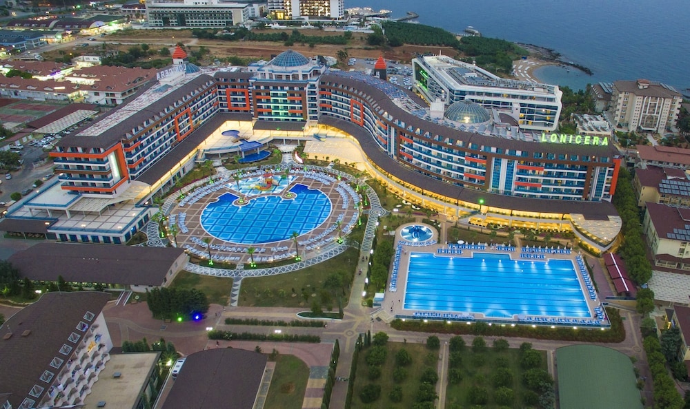 Lonicera Resort & Spa Hotel — Swimming pool in Alanya