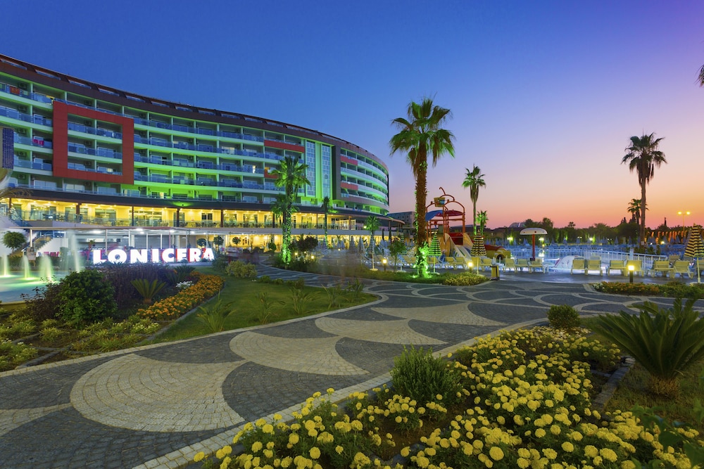 Lonicera Resort & Spa Hotel — Hotel building in Alanya