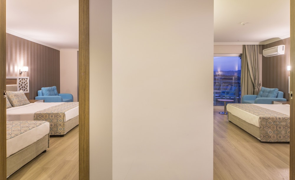 Lonicera Resort & Spa Hotel — Hotel rooms in Alanya