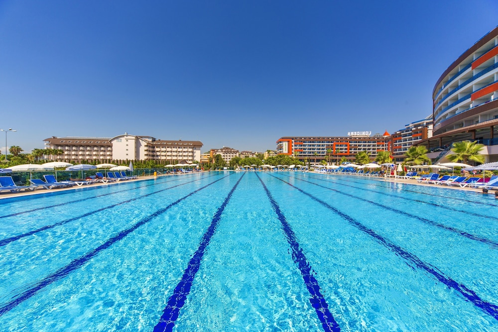 Lonicera Resort & Spa Hotel — Swimming pool in Alanya