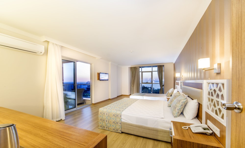 Lonicera Resort & Spa Hotel — Hotel rooms in Alanya