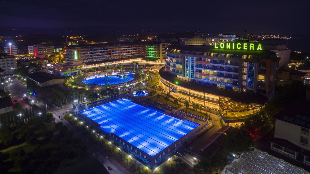 Lonicera Resort & Spa Hotel — Swimming pool in Alanya