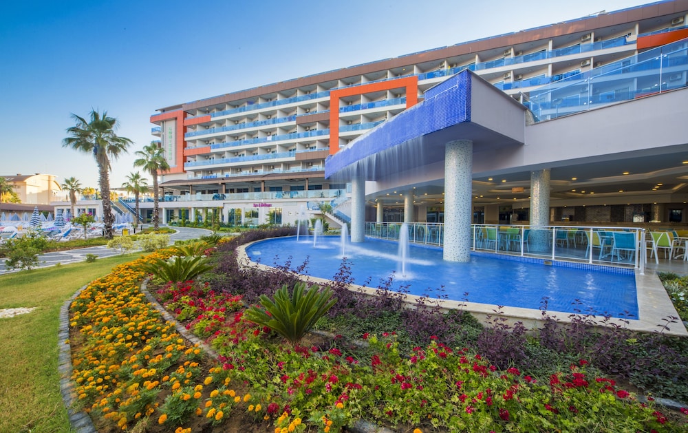 Lonicera Resort & Spa Hotel — Hotel building in Alanya