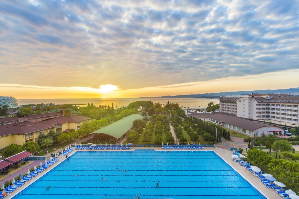 Lonicera Resort & Spa Hotel — Swimming pool in Alanya