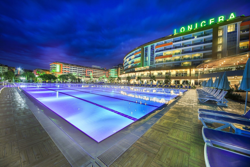 Lonicera Resort & Spa Hotel — Swimming pool in Alanya