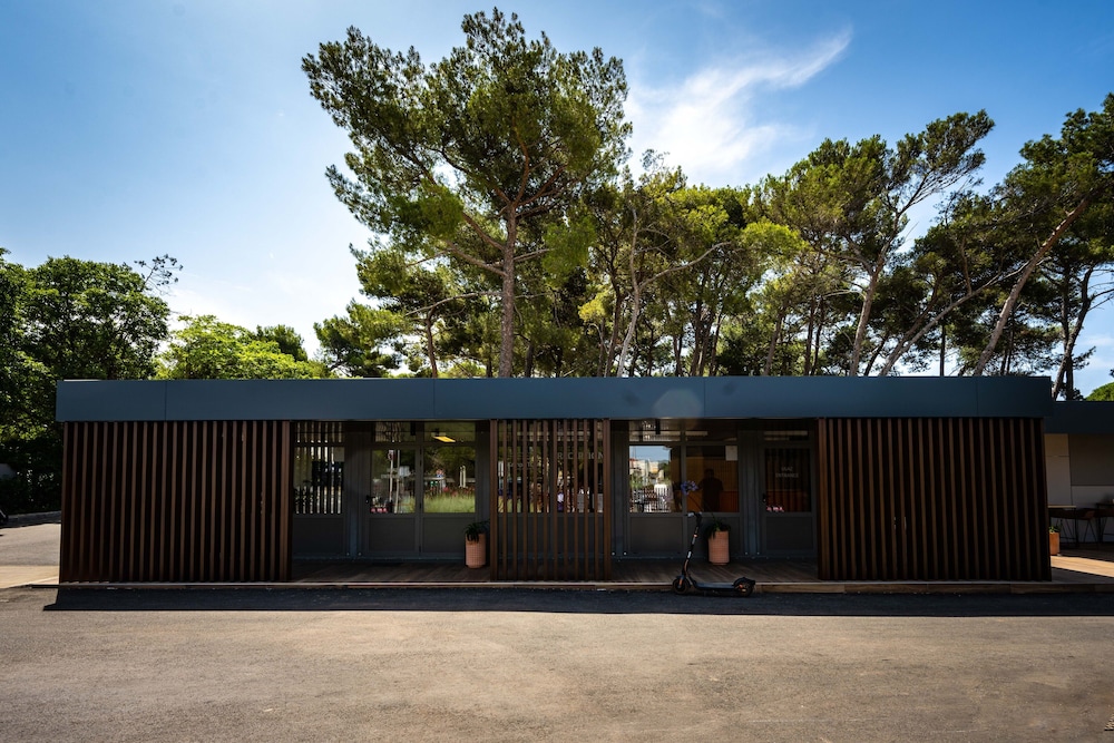 Arena Stoja Camping Homes — Hotel building in Pula, Istria