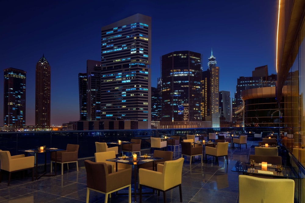 Radisson Blu Hotel Dubai Waterfront — Restaurant & bars in Dubai