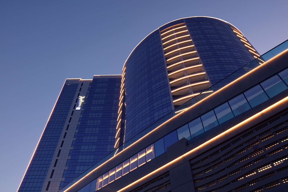 Radisson Blu Hotel Dubai Waterfront — Hotel building in Dubai