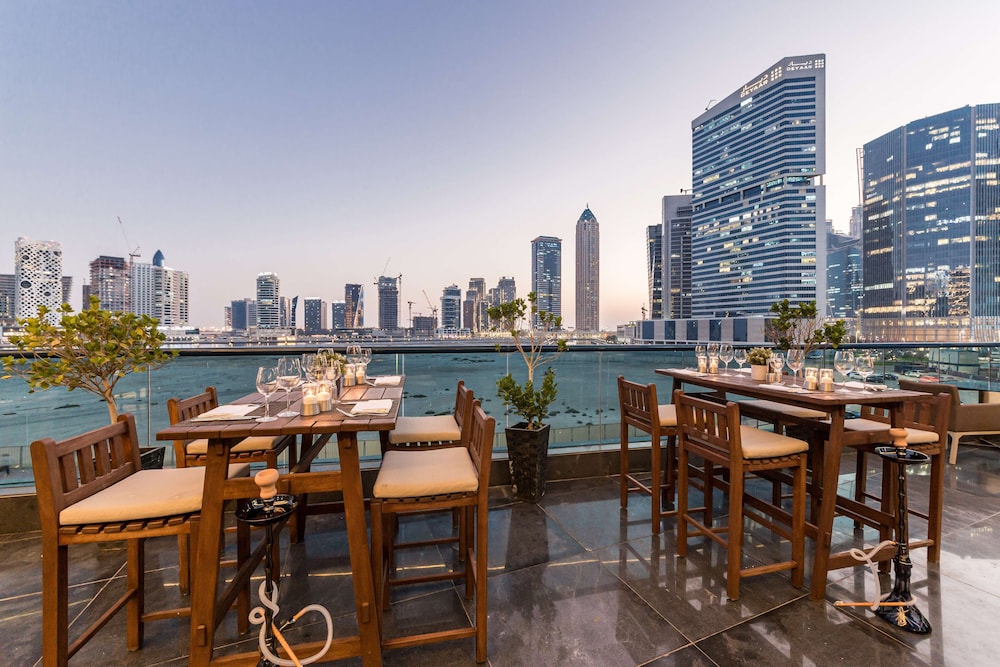 Radisson Blu Hotel Dubai Waterfront — Restaurant & bars in Dubai
