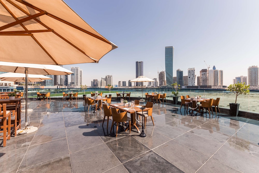 Radisson Blu Hotel Dubai Waterfront — Restaurant & bars in Dubai