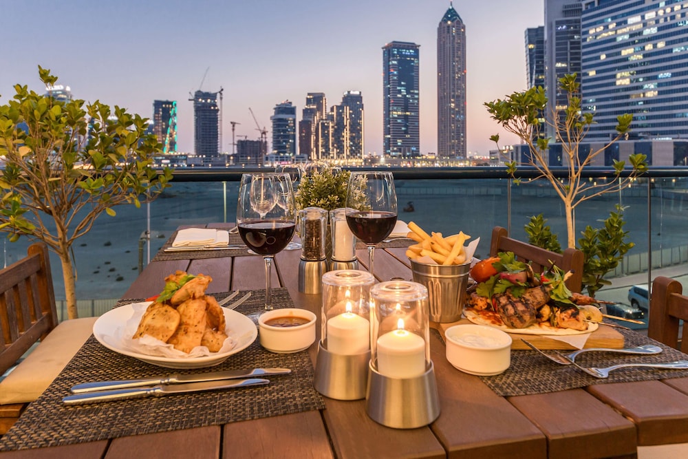 Radisson Blu Hotel Dubai Waterfront — Restaurant & bars in Dubai