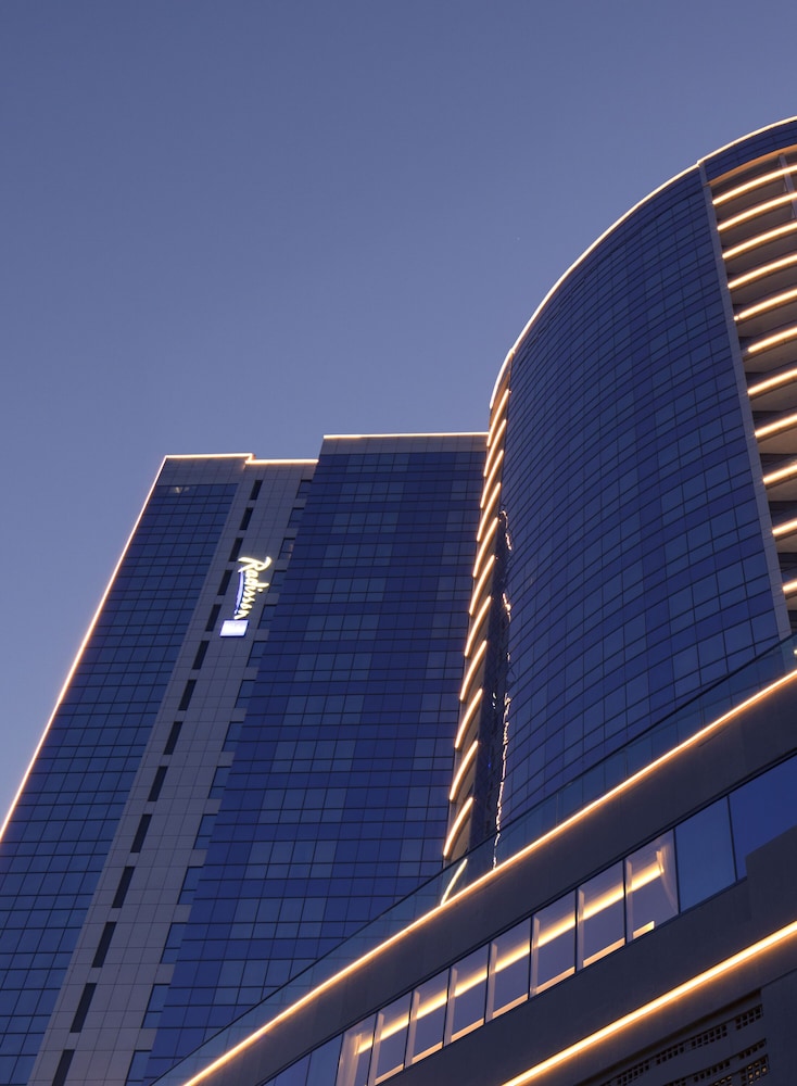 Radisson Blu Hotel Dubai Waterfront — Hotel building in Dubai